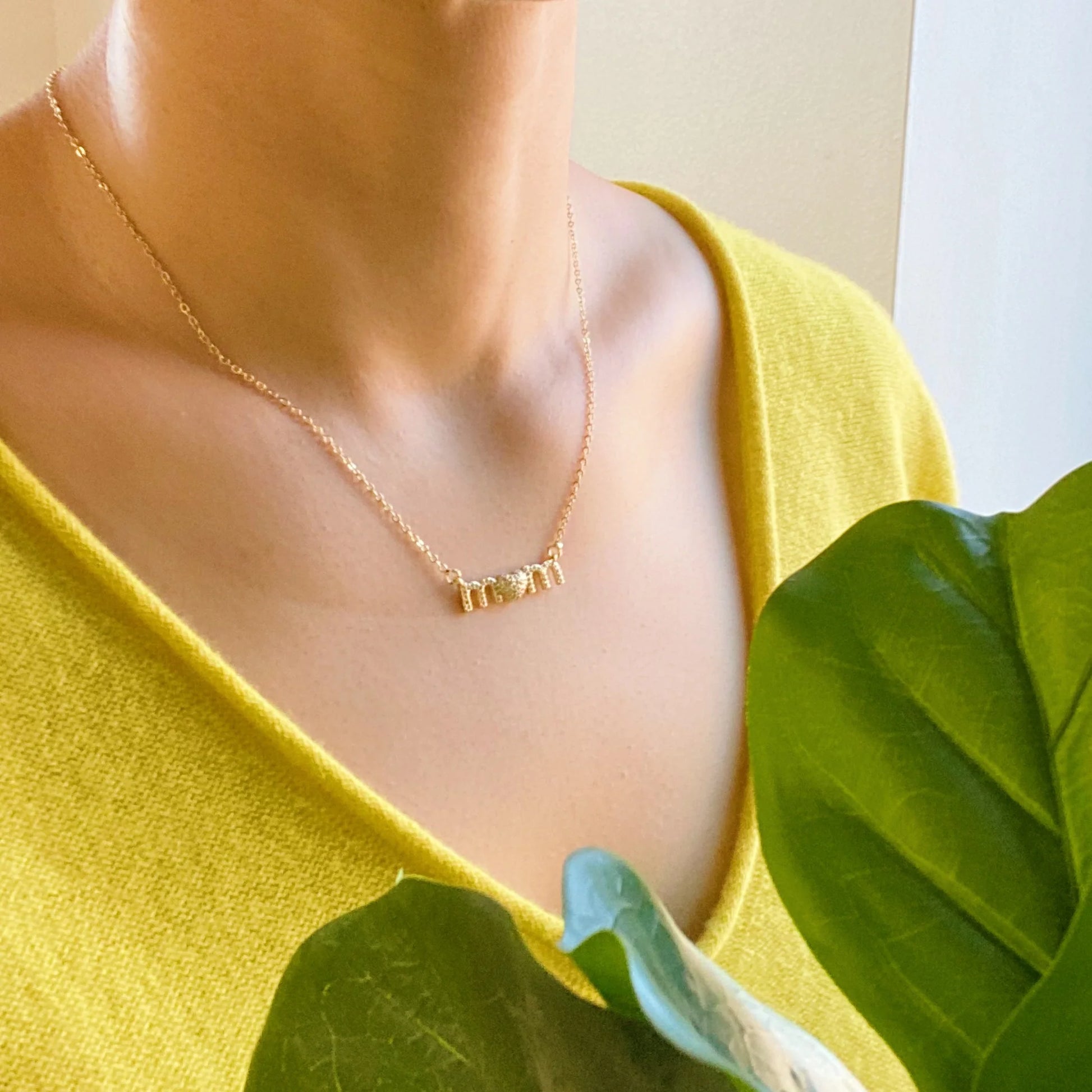 Heartfelt ‘Mom’ Necklace – Show Your Love in Style!