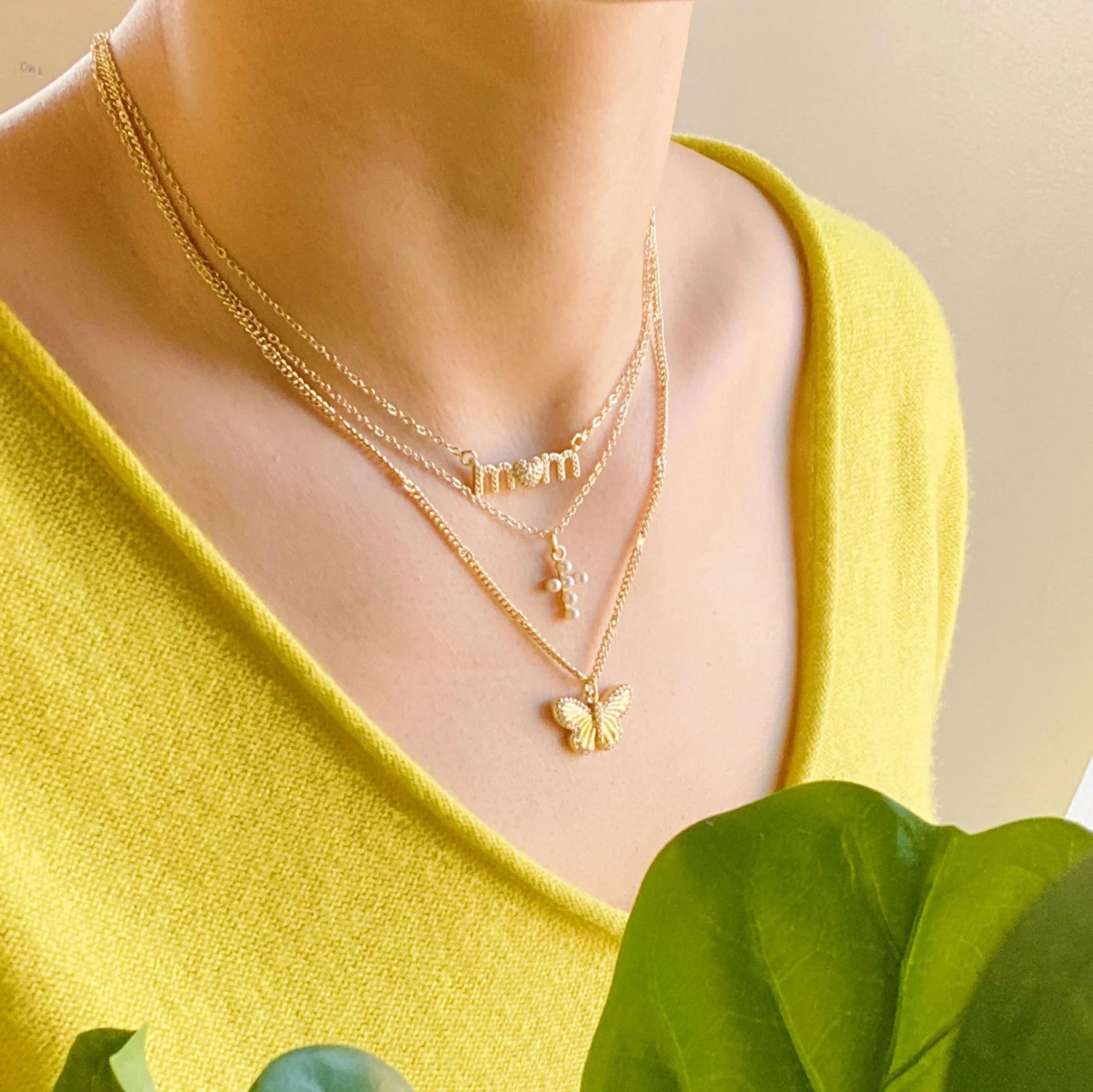 Heartfelt ‘Mom’ Necklace – Show Your Love in Style!